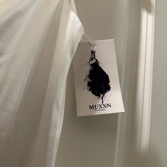 Muxxn Boutique Vintage Mermaid Gown - Picture 6 of 7